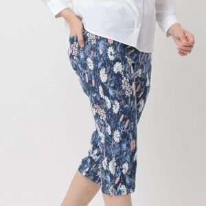 Erika Joey Clam Digger Daisy Print Capri
